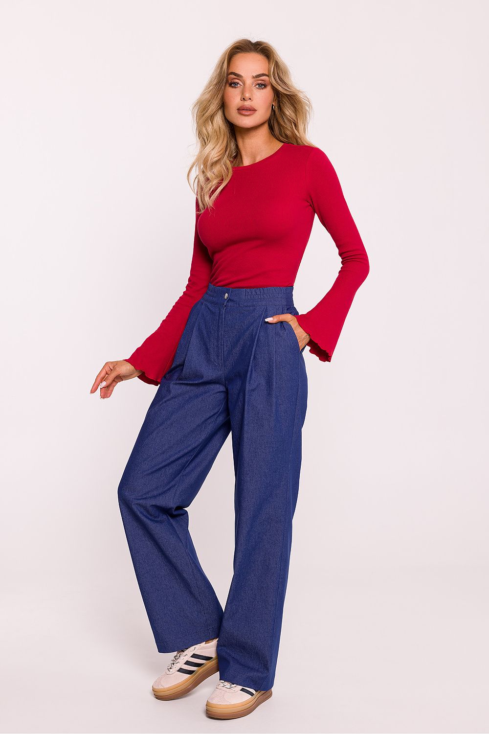 Elegant wide-leg women's trousers made of high-quality cotton by Moe, featuring darts and sophisticated side pockets for a refined silhouette.