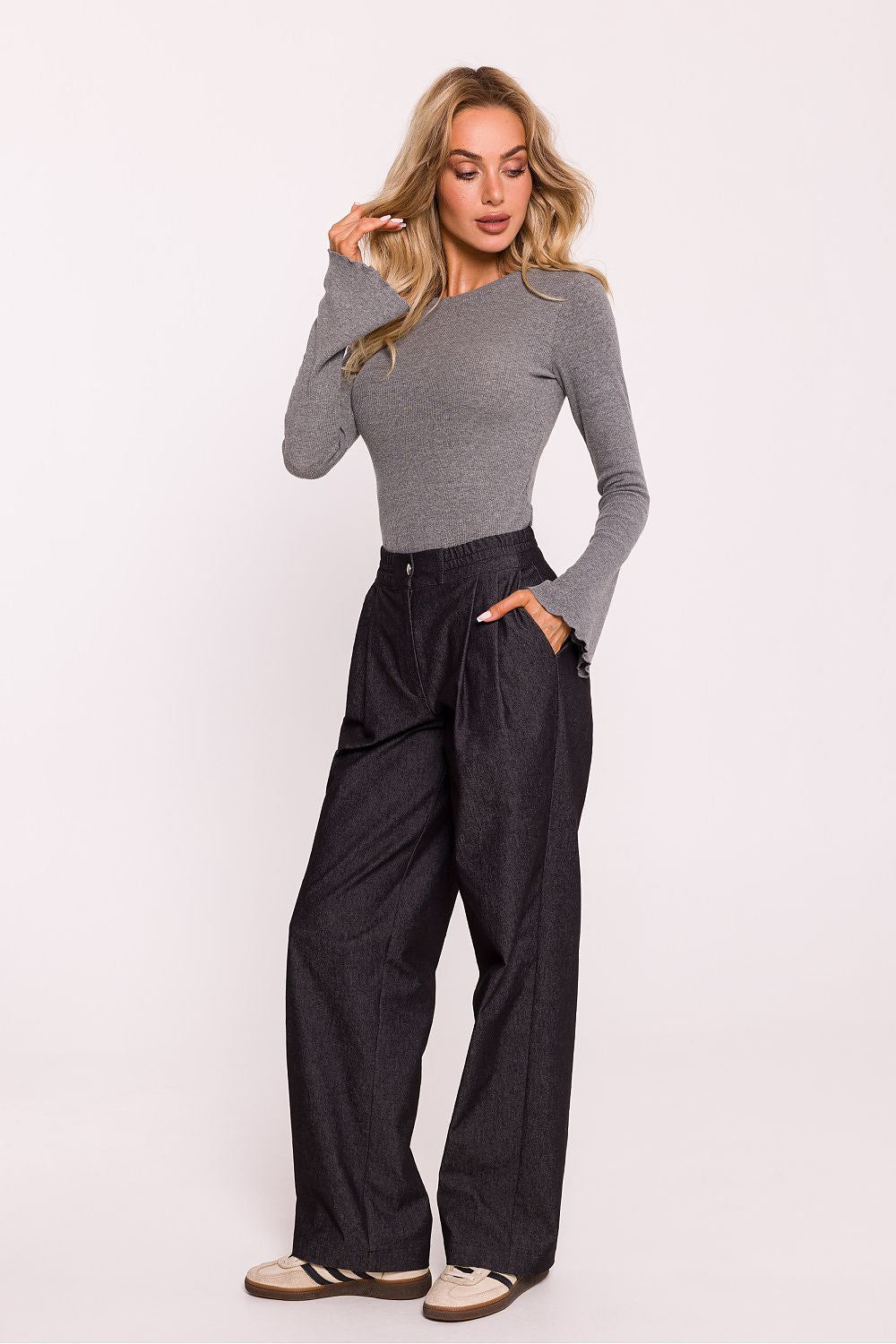 Stylish wide-leg cotton trousers by Moe, showcasing modern design elements like side pockets and a snap closure, crafted for ultimate comfort.