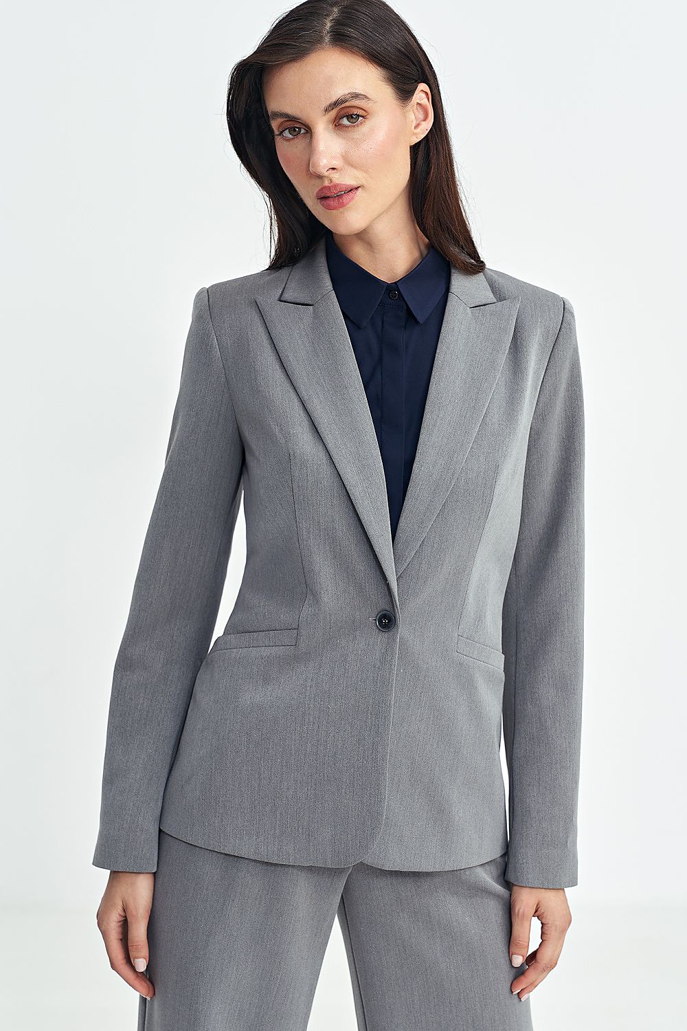 Elegant Nife fitted blazer featuring a classic lapel collar and one-button closure, perfect for sophisticated styling.