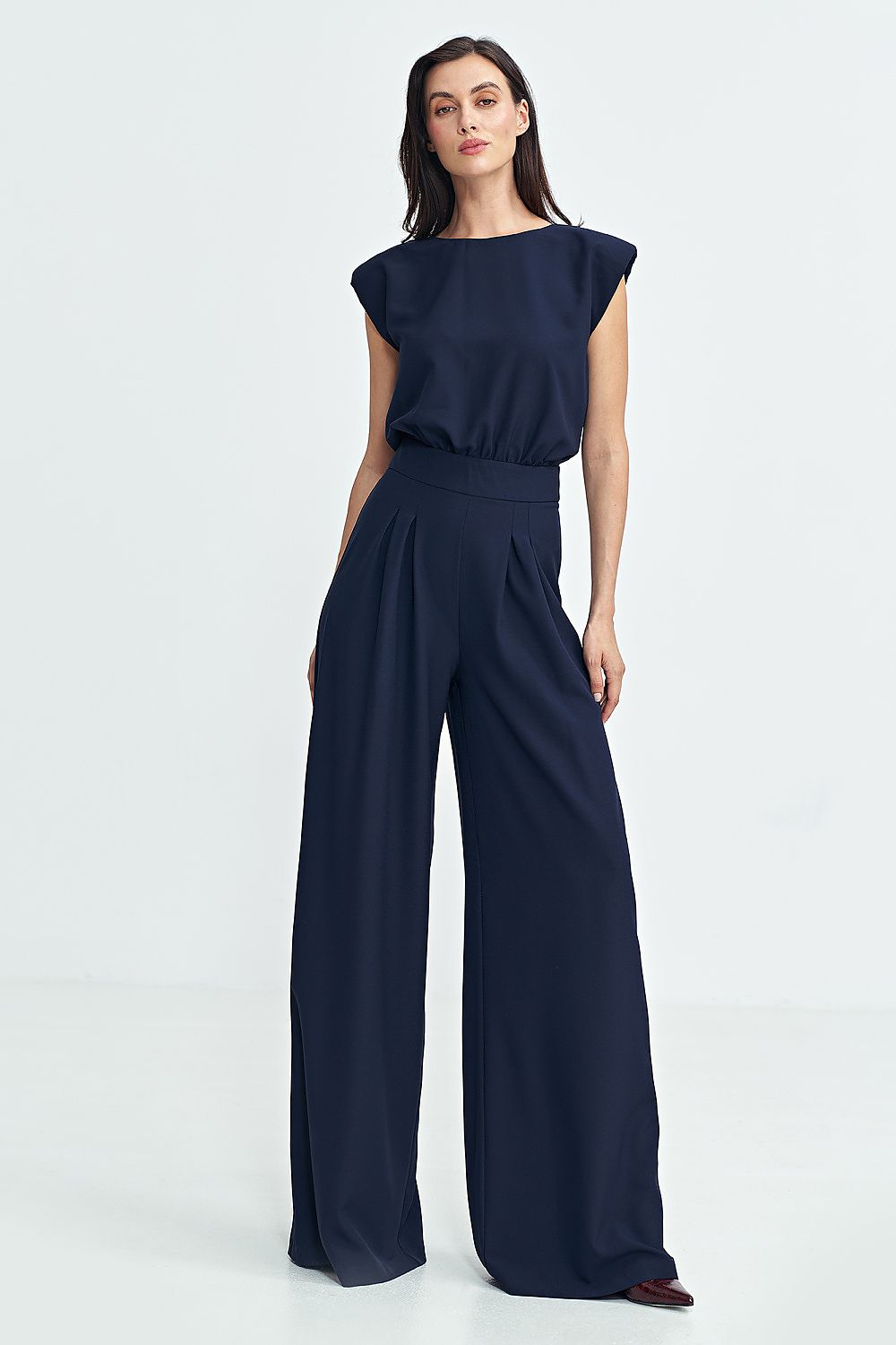 Close-up of the sophisticated shoulder pads on the Nife Elegant Boat Neck Jumpsuit, enhancing the graceful silhouette perfect for formal events.