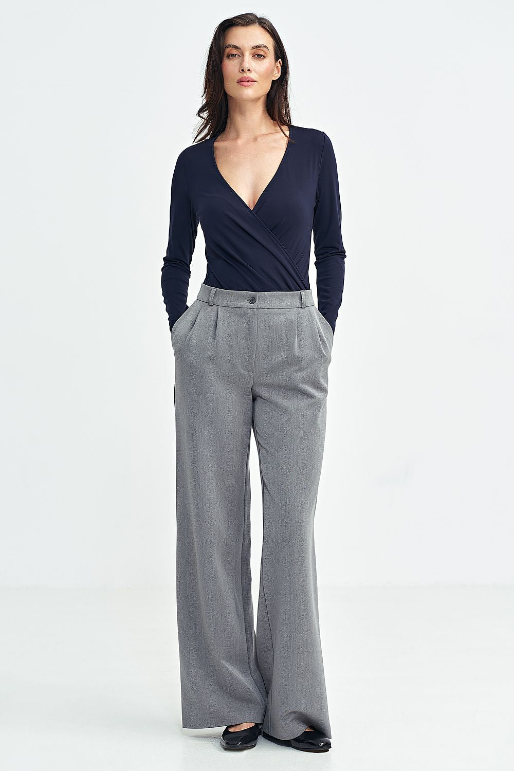 Elegant women's wide leg trousers with pleats by Nife, showcasing a luxurious relaxed fit in sophisticated fabric.