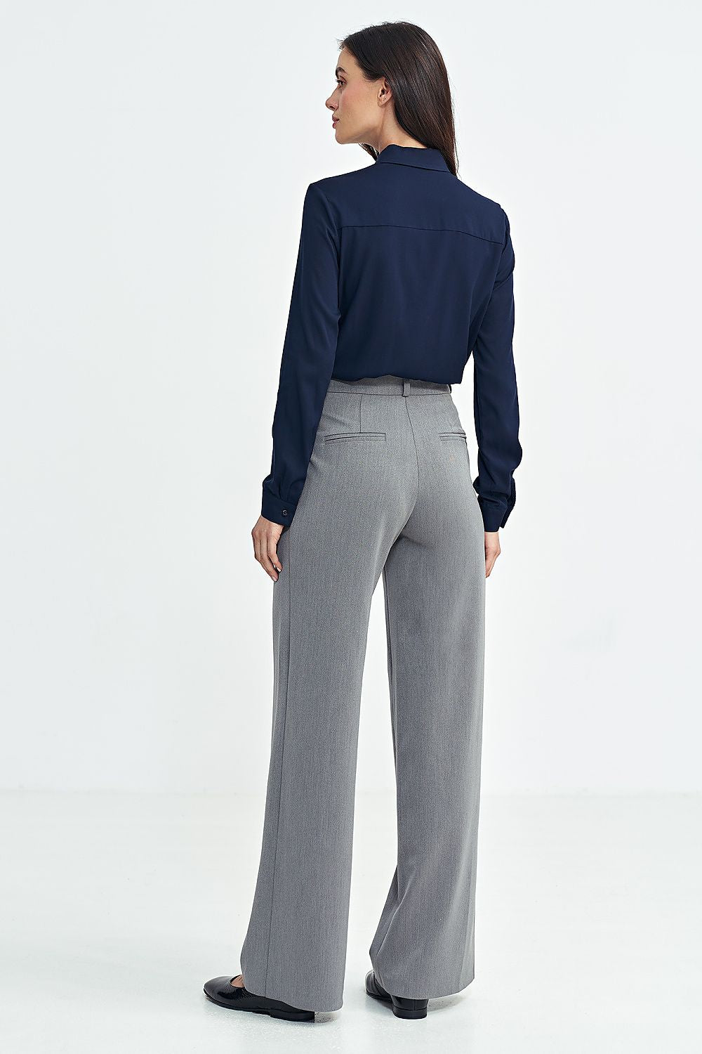 Comfortable medium waist women's trousers by Nife, featuring stylish pleats and a modern wide leg design.