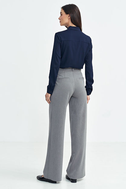 Comfortable medium waist women's trousers by Nife, featuring stylish pleats and a modern wide leg design.