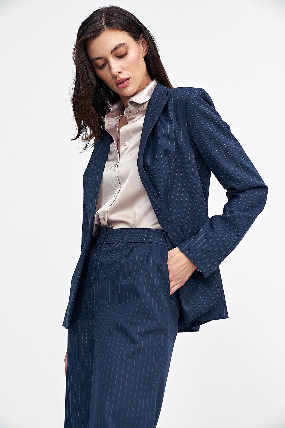 Elegant Nife fitted blazer with classic lapel collar, one-button closure, and sophisticated silhouette accentuating style for work and formal occasions.
