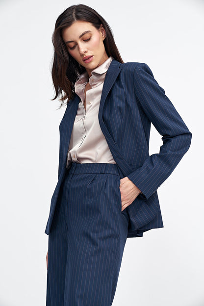 Elegant Nife fitted blazer with classic lapel collar, one-button closure, and sophisticated silhouette accentuating style for work and formal occasions.