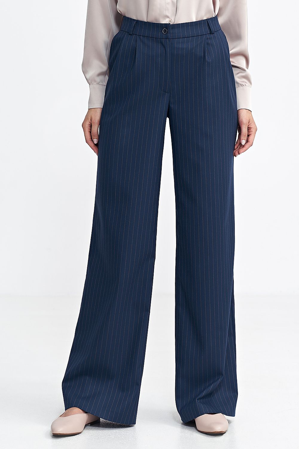 Nife elegant wide leg trousers detailed with classic front pockets, perfect for a chic, upscale wardrobe.