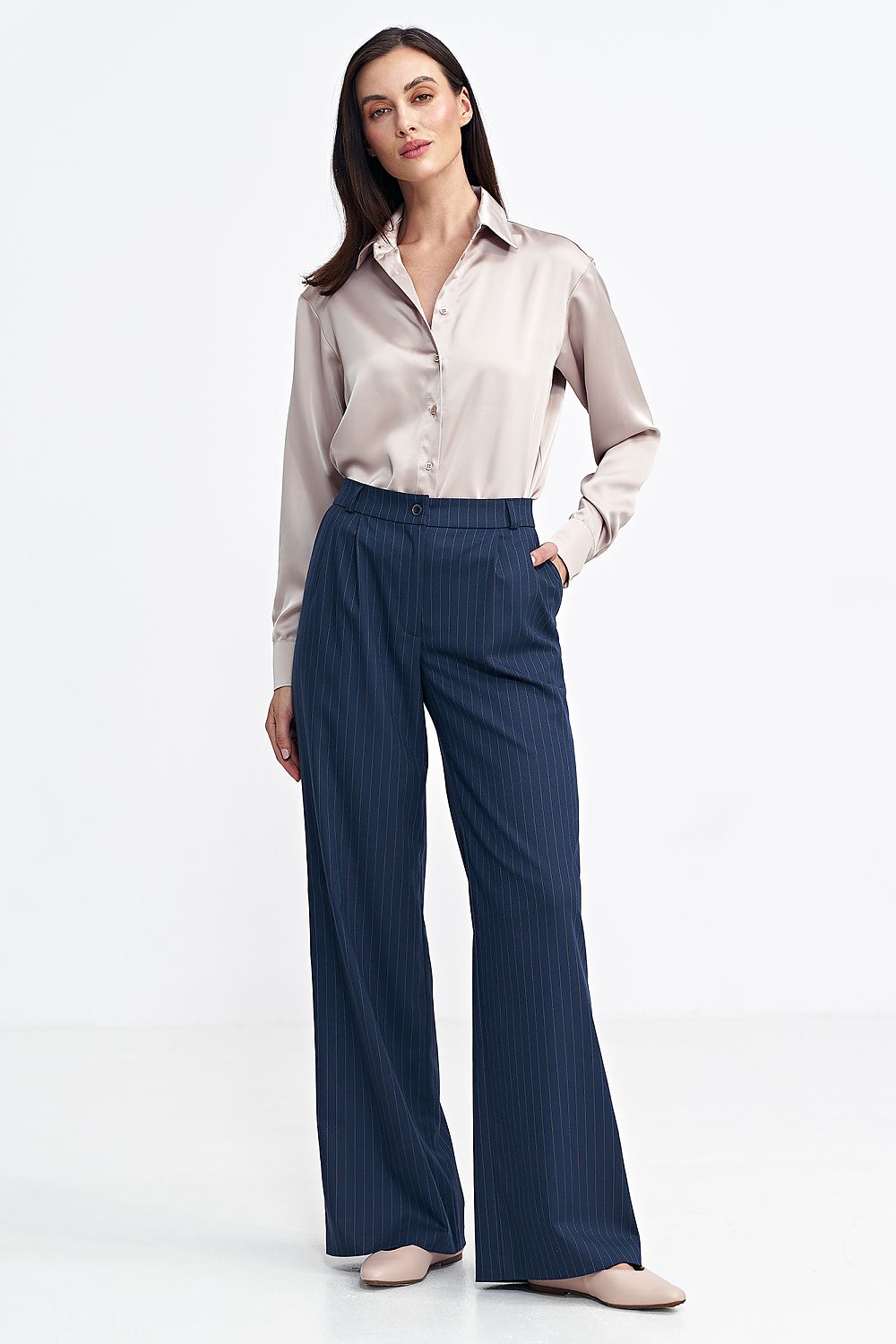 Stylish women's trousers by Nife with zipper and button front closure, ideal for a polished look.