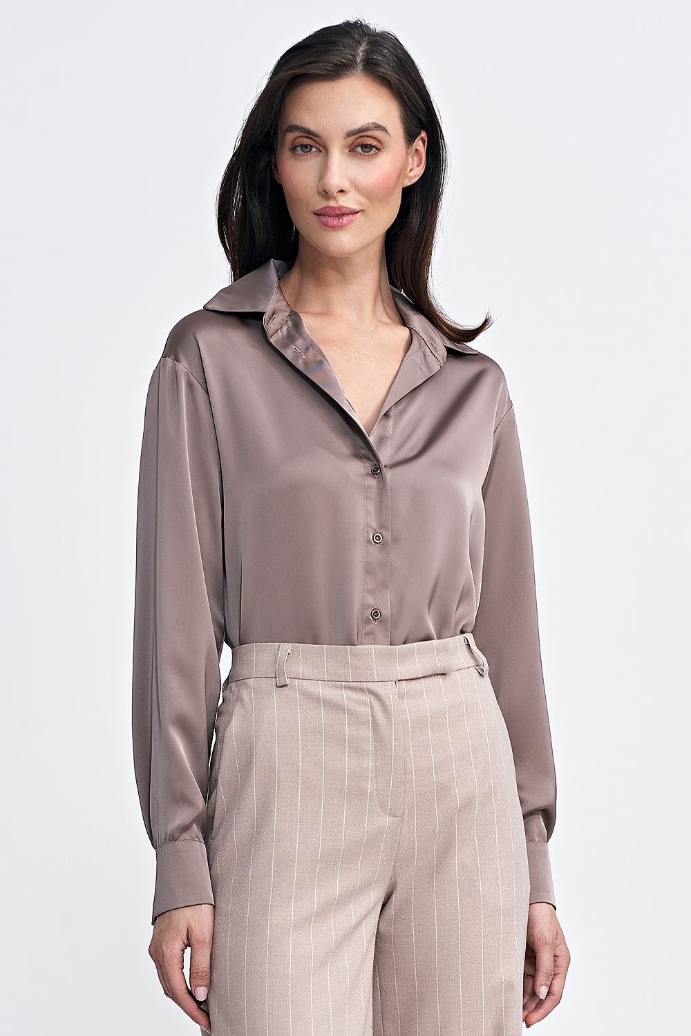 Elegant satin-like shapewear body with classic collar and long sleeves by Nife, showcasing a sophisticated design and timeless style.