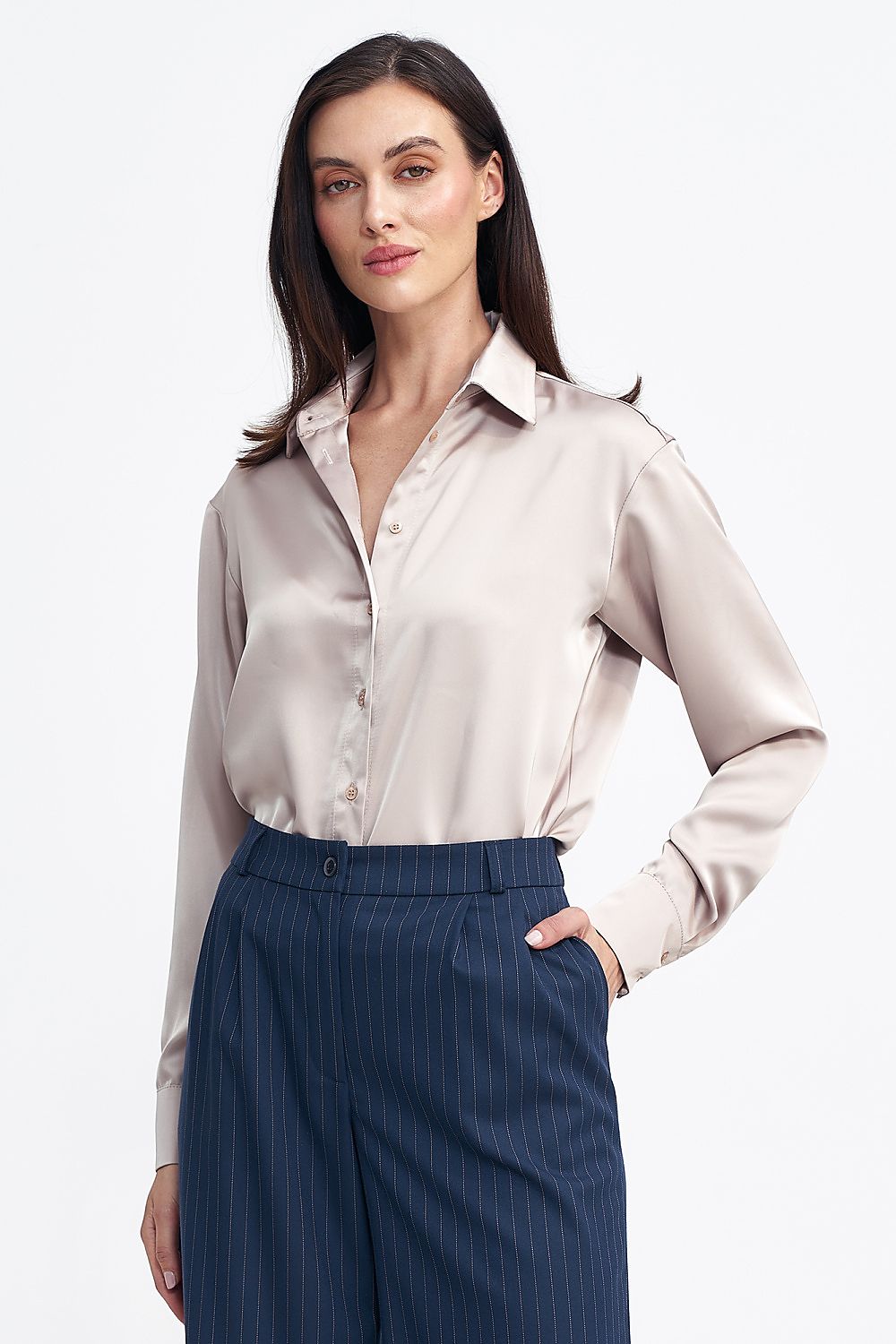 Stylish and timeless long-sleeve body by Nife, crafted from luxurious satin-like fabric, ideal for an elegant wardrobe.