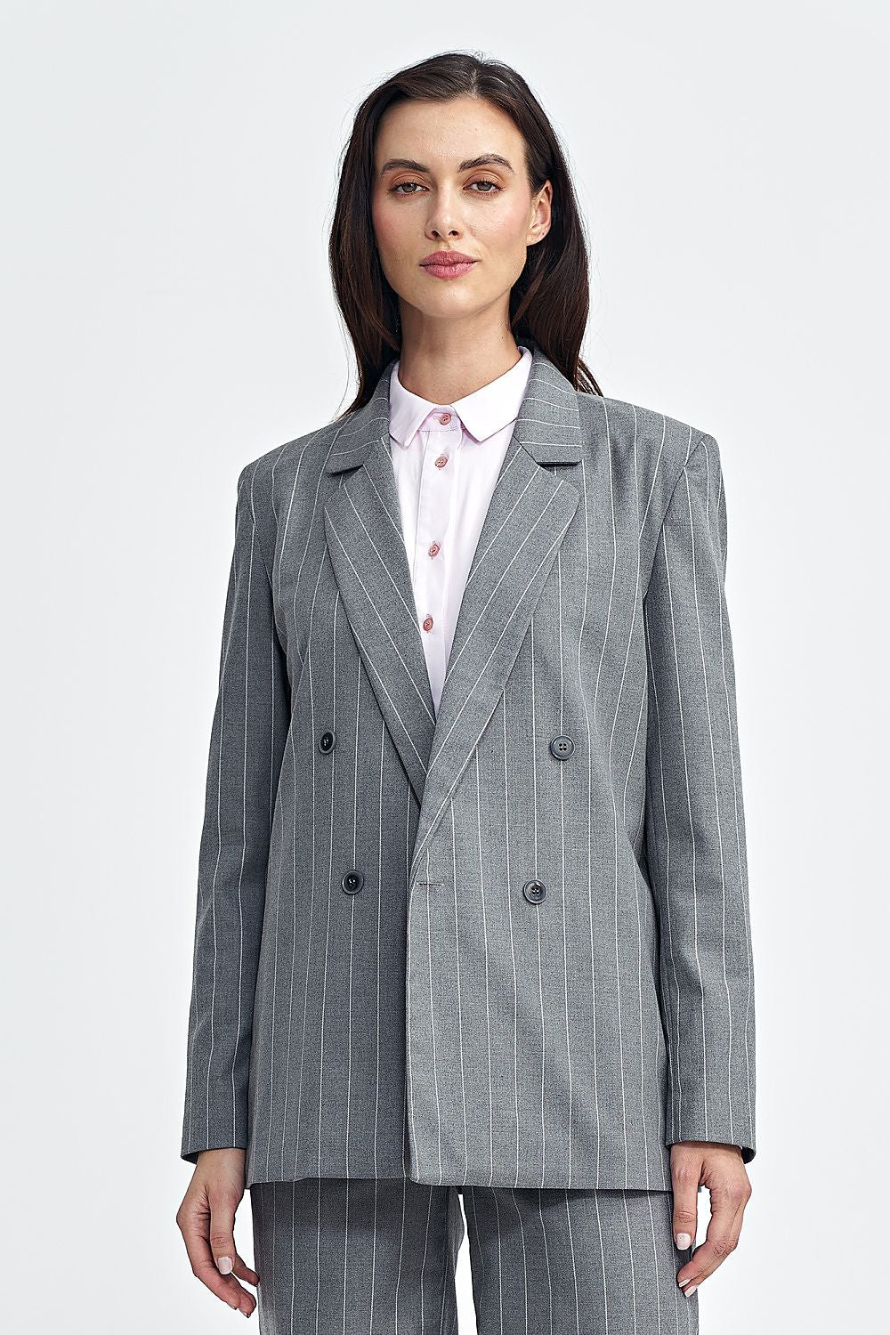 Elegant oversized blazer by Nife featuring tennis-style stripes and a double-breasted closure, perfect for a sophisticated look.