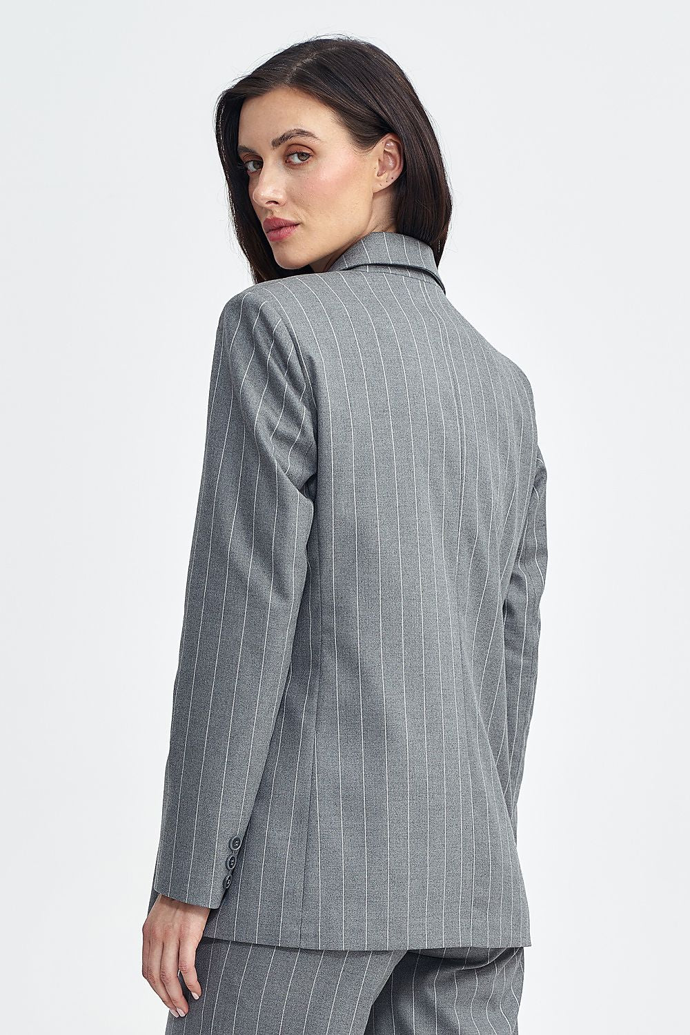 Stylish tennis-style striped fabric of the Nife oversized blazer, showcasing luxury craftsmanship and chic silhouette.