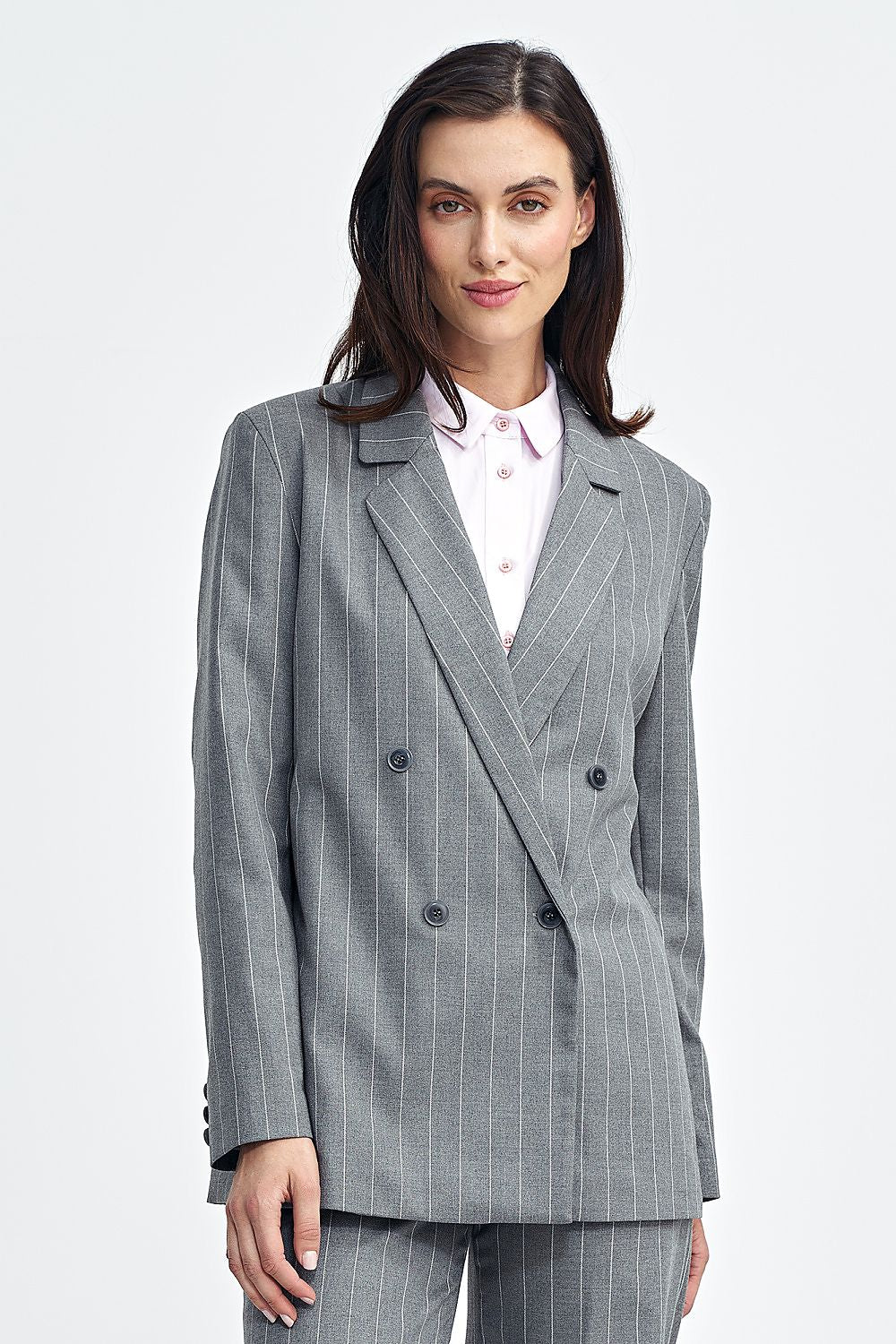 Close-up view of the Nife elegant oversized blazer, highlighting the quality lining and shoulder pads for a refined fit.