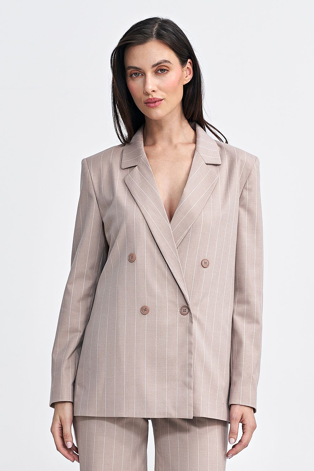 Hip-length Nife oversized blazer with luxurious details and modern design, ideal for contemporary wardrobes.