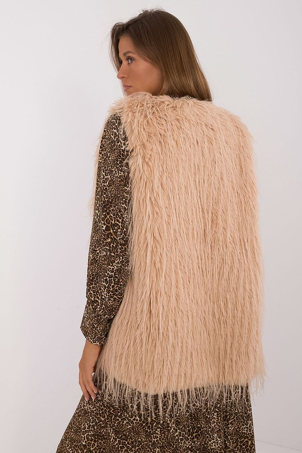 Chic polyester fur vest for women from AT, showcasing an elegant design and comfortable layering options for everyday elegance.