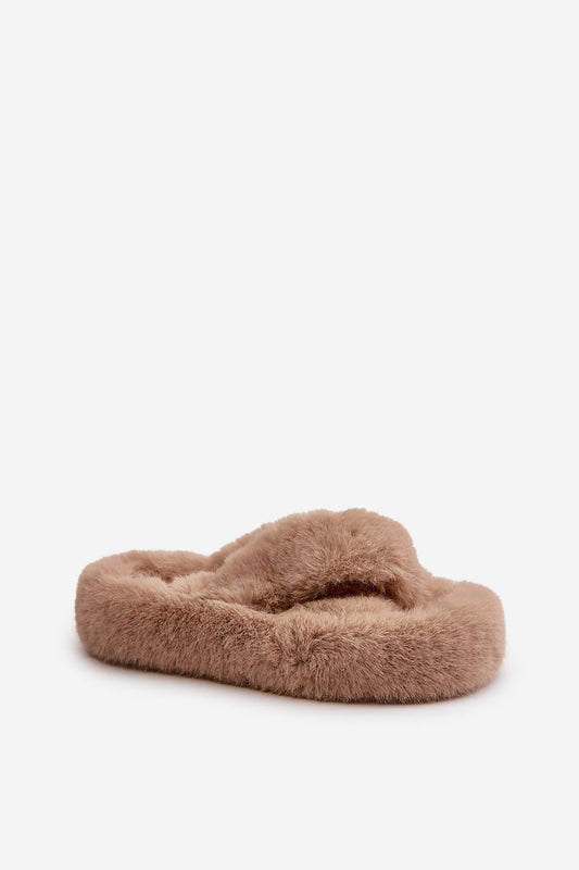 Step in style luxury Women’s fur slippers displaying cozy design with a thick sole, perfect for evening relaxation and stylish home attire.