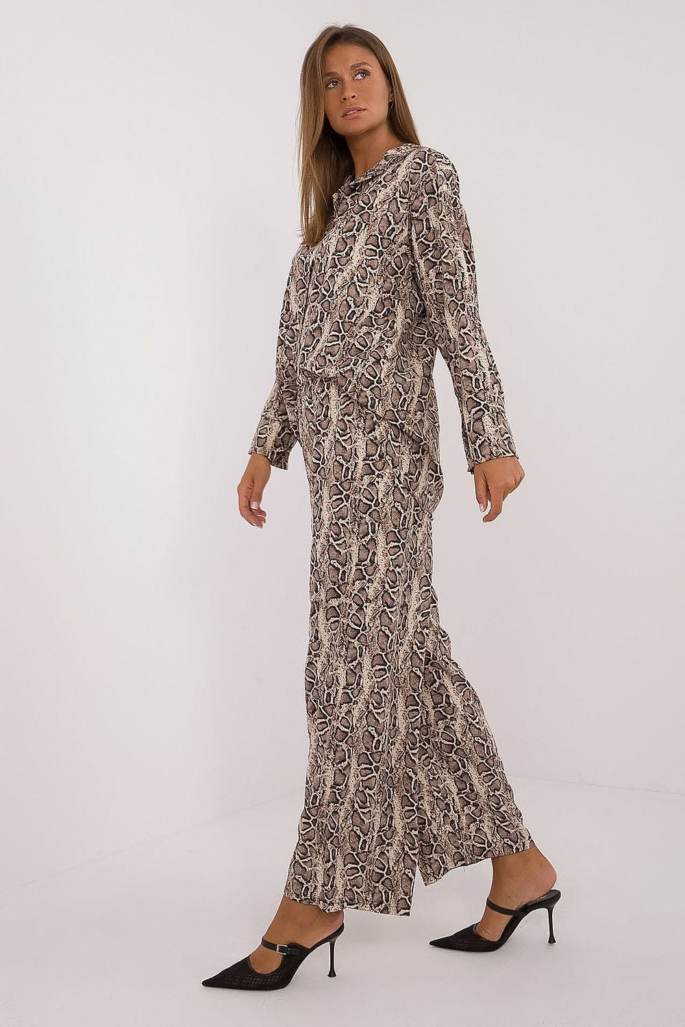 Trendy women's animal motif set by Italy Moda featuring an elegant button-up shirt with long sleeves and a refined collar, perfect for chic comfort.