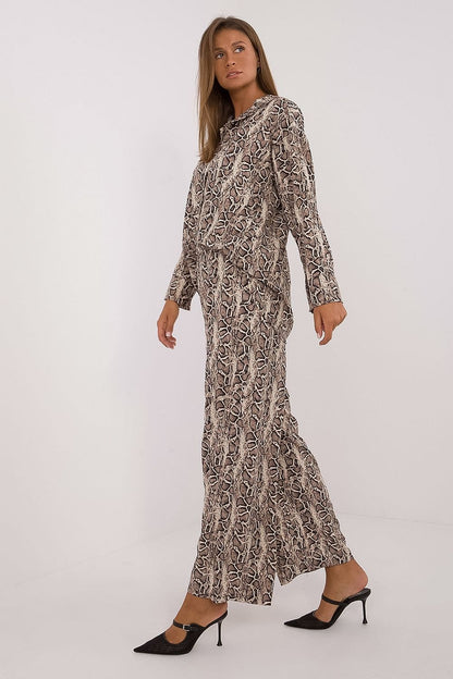 Trendy women's animal motif set by Italy Moda featuring an elegant button-up shirt with long sleeves and a refined collar, perfect for chic comfort.