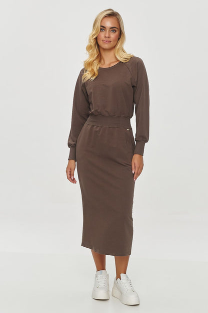 Makadamia casual midi-length sweatshirt dress featuring pockets and an elastic waistband, showcasing a minimalist silhouette.