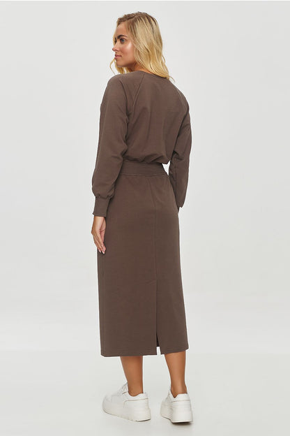 Elegant Makadamia sweatshirt dress in a relaxed fit with long raglan sleeves and a classic rounded neckline.