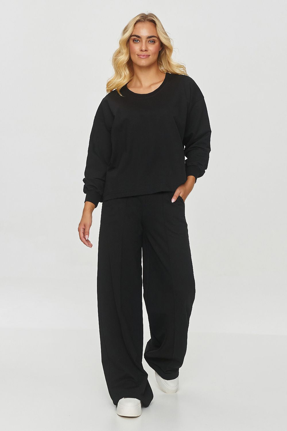 Luxurious Makadamia Tracksuit Set featuring an oversized sweatshirt in soft fabric, perfect for chic casual wear.