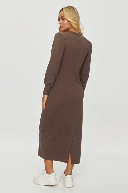 Styling options featuring the Makadamia midi daydress, ideal for casual gatherings or professional settings with a modern touch.