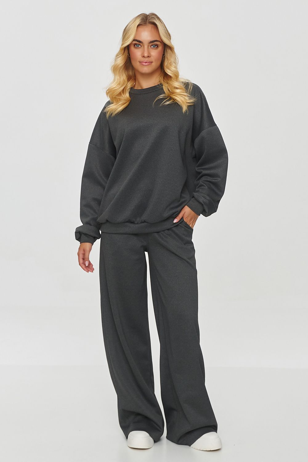 Complete luxurious Makadamia tracksuit set with elegant sweatshirt and loose pants, perfect for a chic and comfortable outfit.