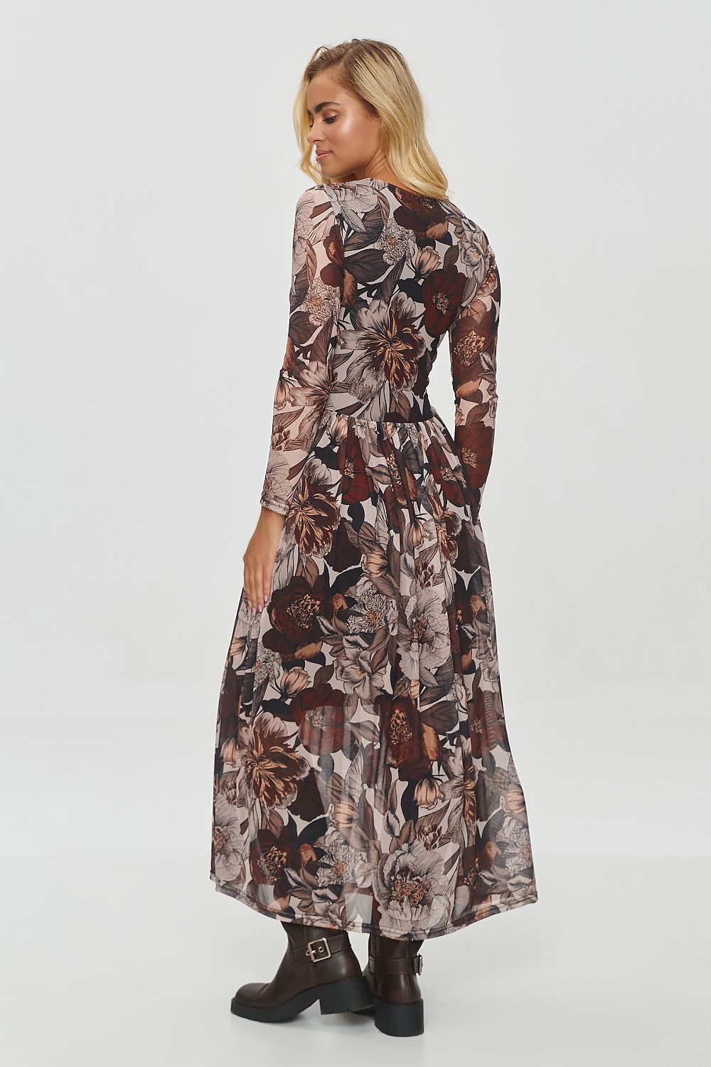 Close-up of the exquisite fabric details on the long daydress by Makadamia, featuring a luxurious viscose lining.