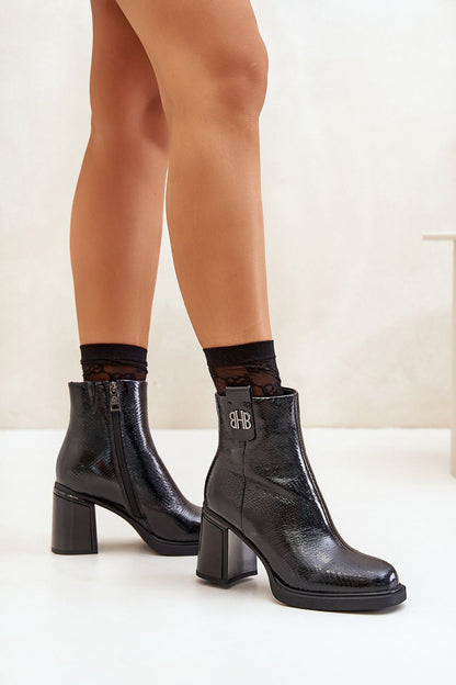 Elegant Vinceza women's ankle boots in natural leather with block heel and zipper fastening, ideal for stylish comfort in colder weather, sizes EU 36-40.