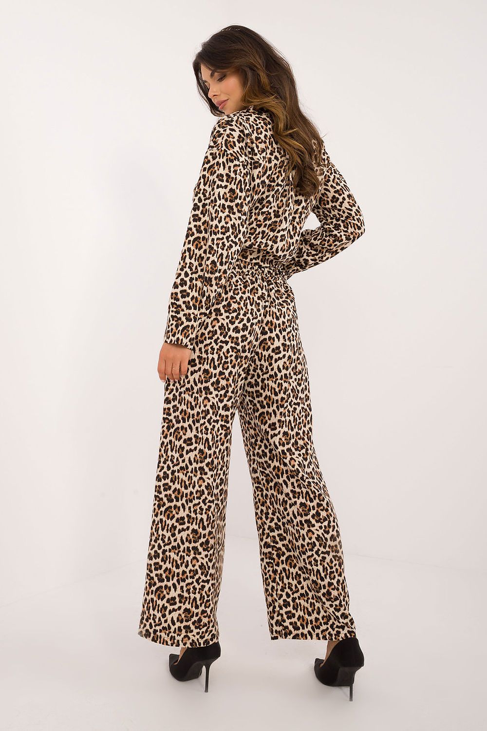 Full view of the chic Italy Moda women's animal motif outfit, combining elegance and contemporary style with wide-leg pants and a tailored shirt.