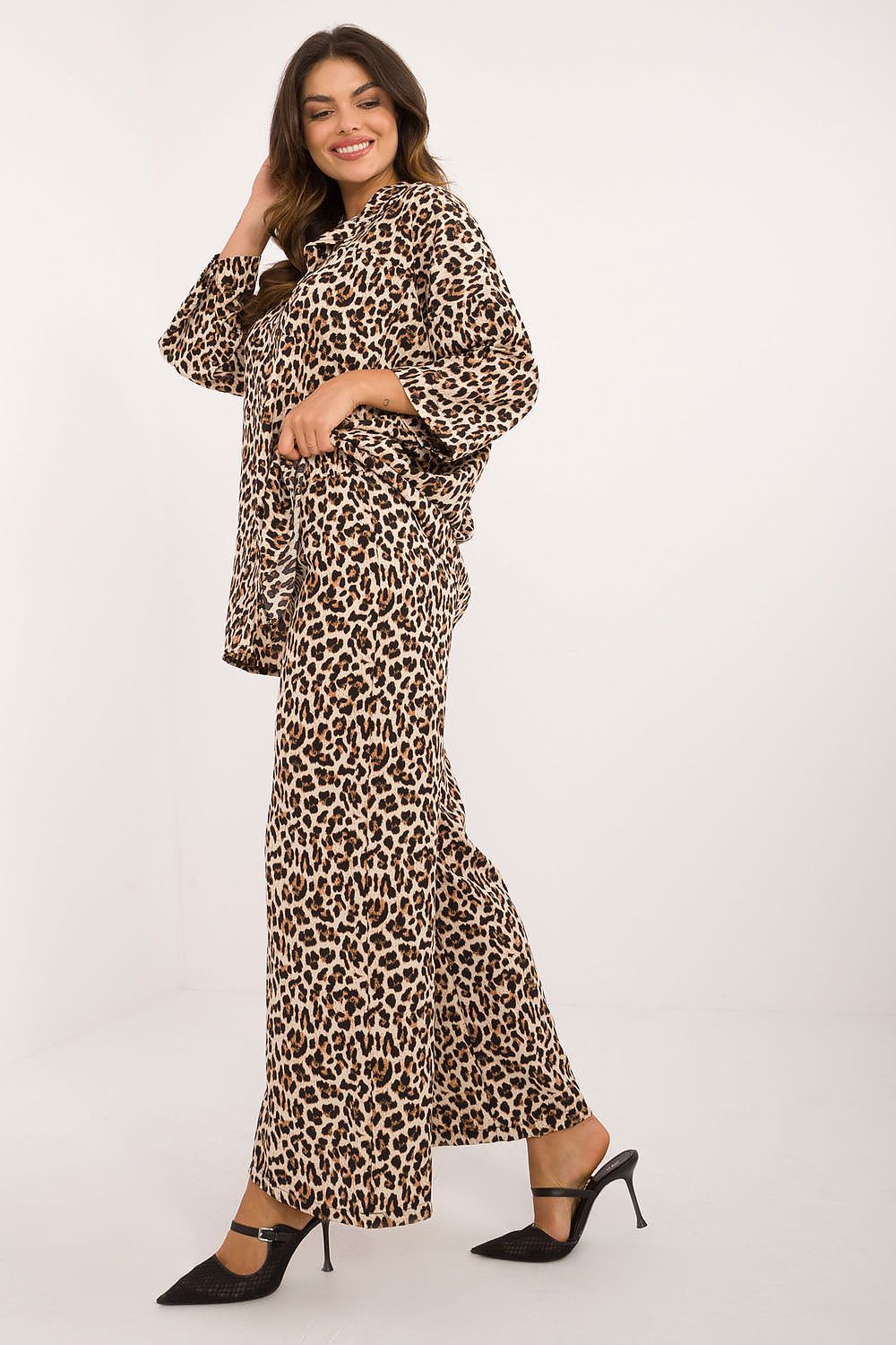 Italy Moda sophisticated 2-piece set showcasing a buttoned shirt with a classic collar and stylish wide-leg trousers, perfect for chic casual occasions.