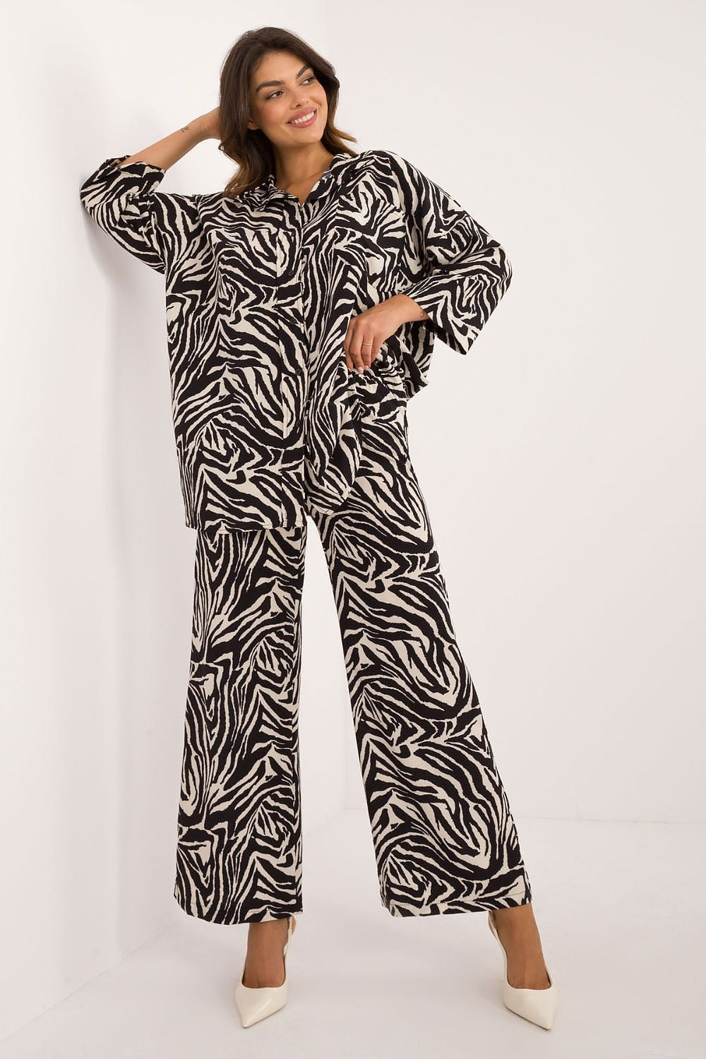 Close-up of Italy Moda buttoned shirt with classic collar and chic 3/4 sleeves, showcasing the exquisite animal motif, ideal for stylish casual occasions.