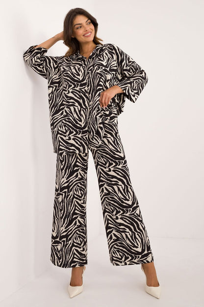 Close-up of Italy Moda buttoned shirt with classic collar and chic 3/4 sleeves, showcasing the exquisite animal motif, ideal for stylish casual occasions.