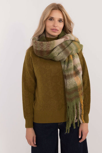 Luxurious 186 cm polyester check scarf by AT, featuring decorative tassels, designed for winter elegance and warmth.