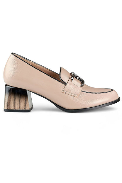 Elegant beige patent leather block heel pumps by PRIMO featuring a comfortable 5.5 cm stiletto heel, perfect for sophisticated occasions.