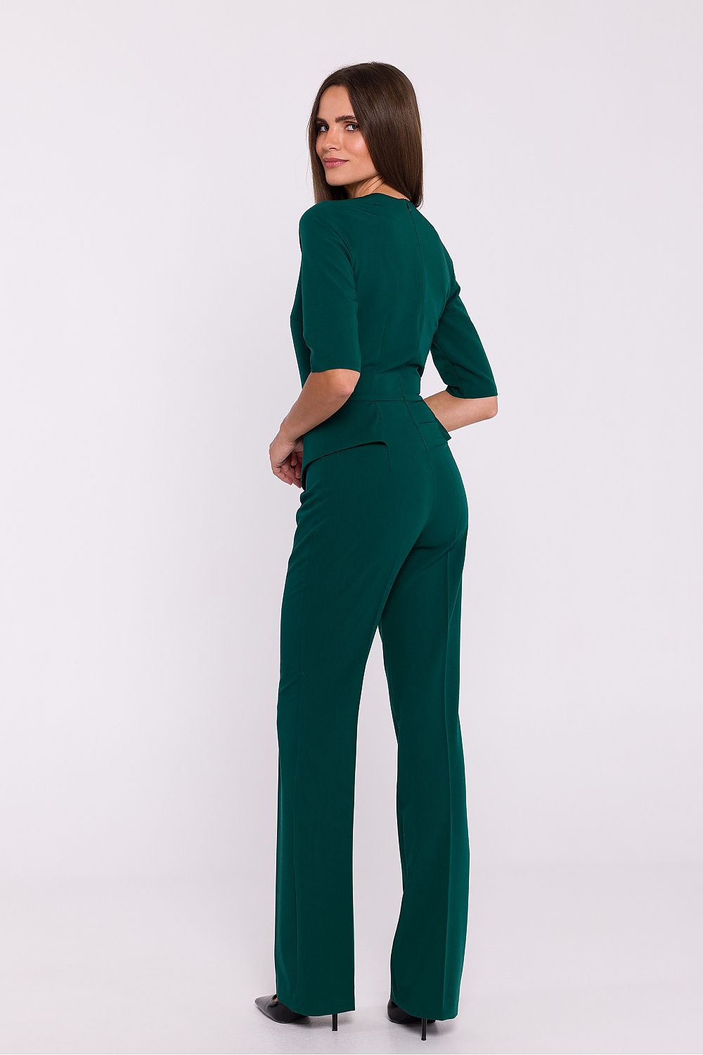 Elegant jumpsuit featuring short sleeves and a modern silhouette by Stylove, perfect for fashionable women.