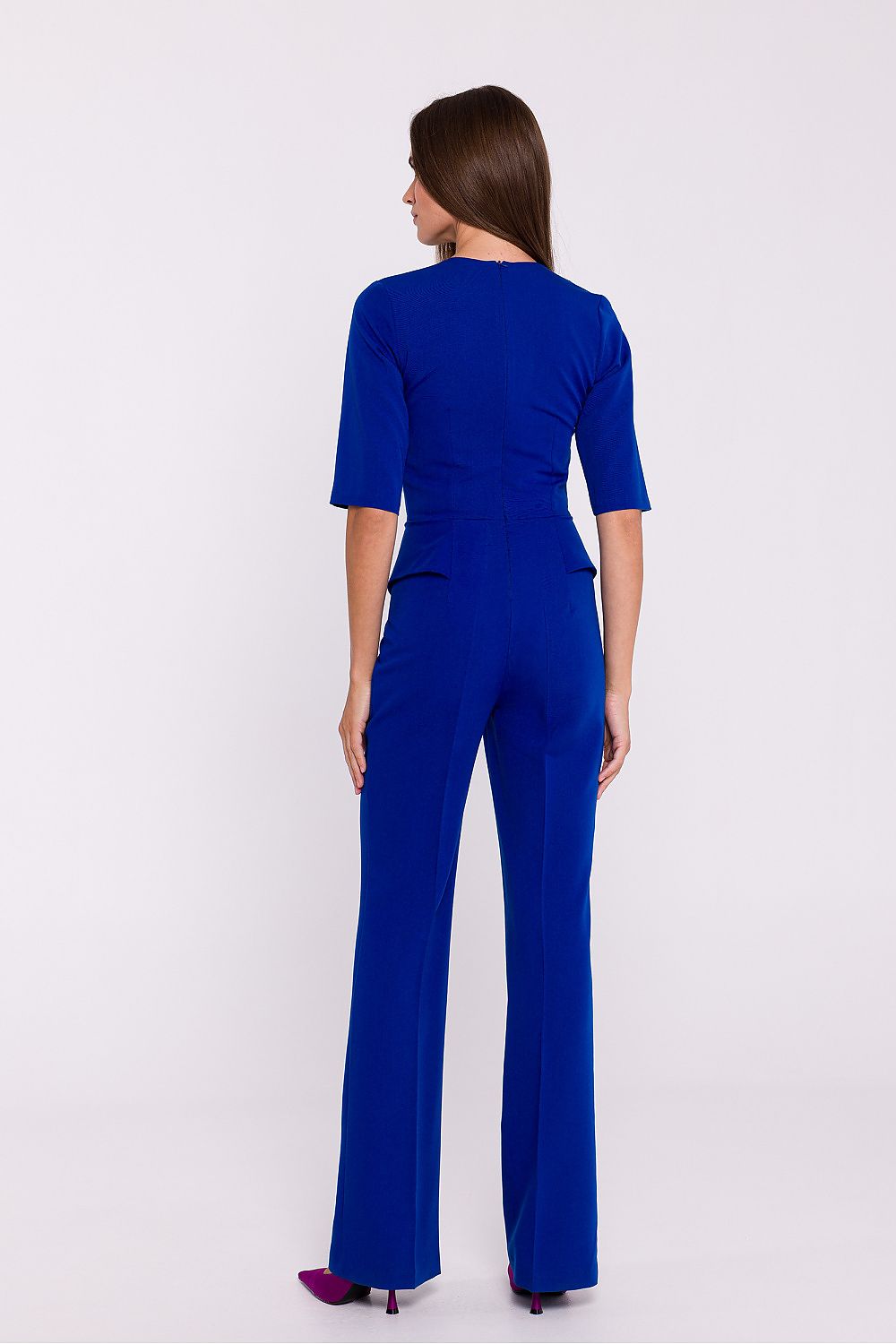 Detailed close-up of Stylove’s elegant jumpsuit, highlighting its feminine basque waist and refined V-shaped neckline.