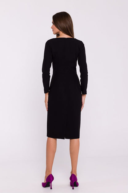 Back view of Stylove's classy pencil cut dress featuring a discreet zipper closure and a below-the-knee silhouette.