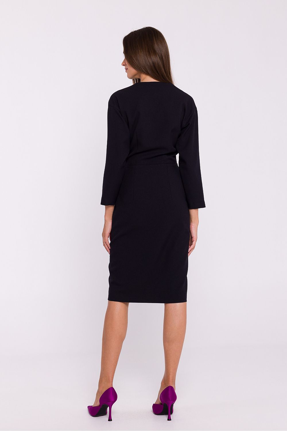 Elbow-length sleeves and below-the-knee length of the Stylove dress, combining modern elegance and comfort.