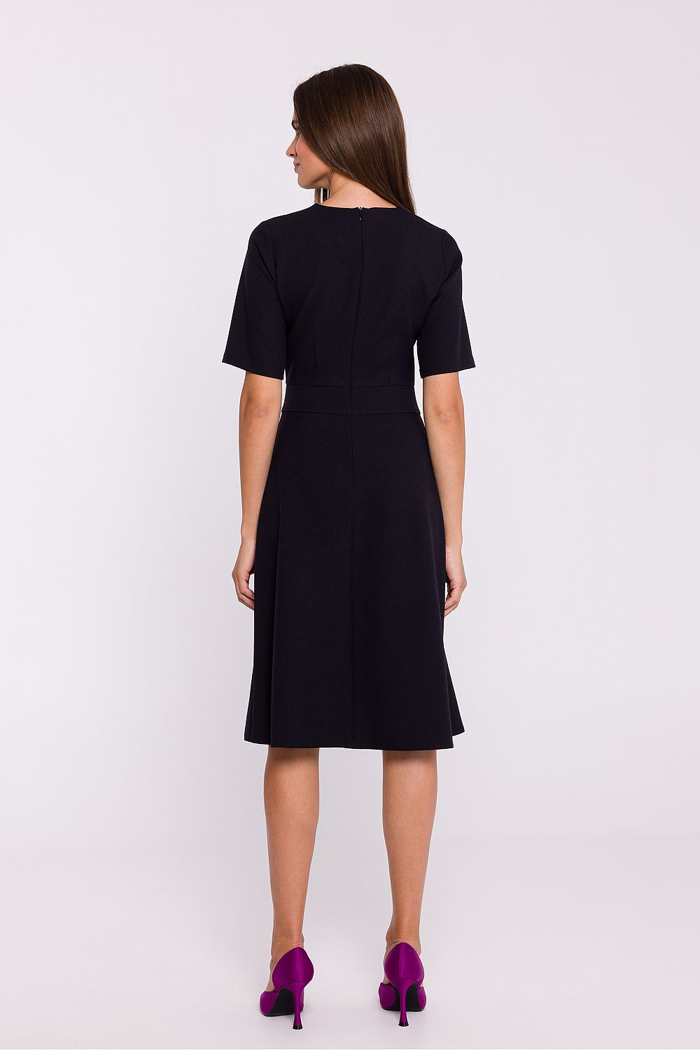 Sophisticated double trapeze hem of the Stylove daydress, highlighting its elegant short sleeves and minimalist aesthetic, suitable for various occasions.