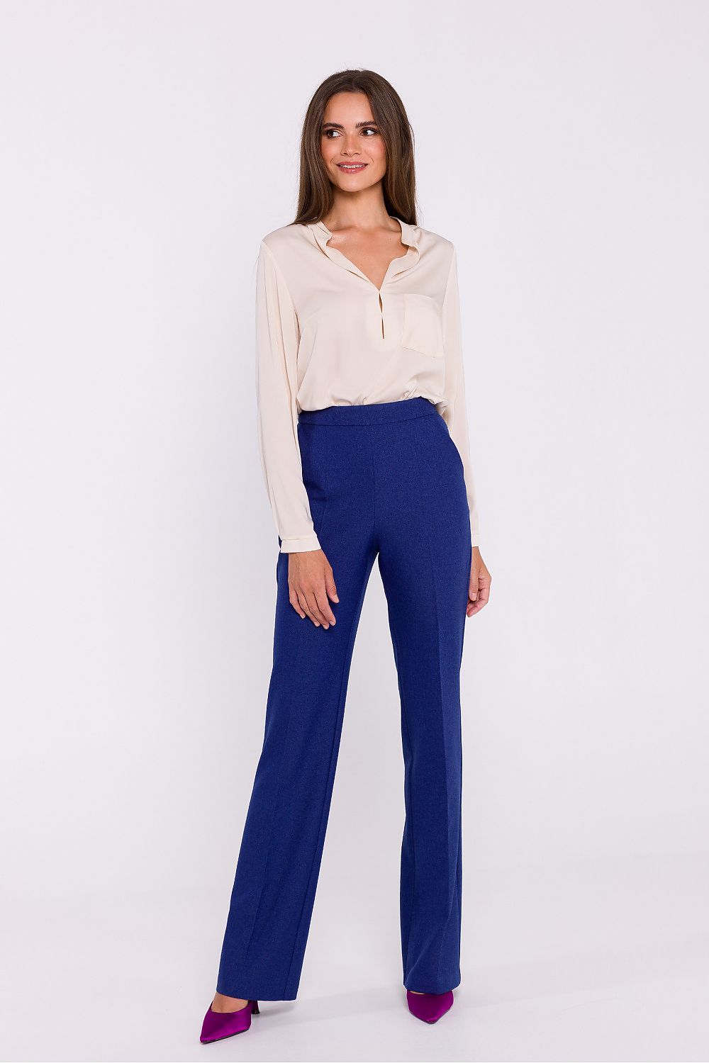 Elegant women's flared trousers by Stylove, featuring a high-rise design and sophisticated silhouette for formal occasions.