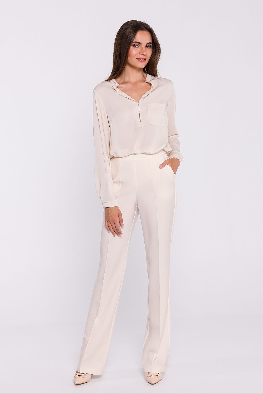 Chic flared trousers by Stylove, designed for women seeking class and comfort, ideal for elegant office and formal events.