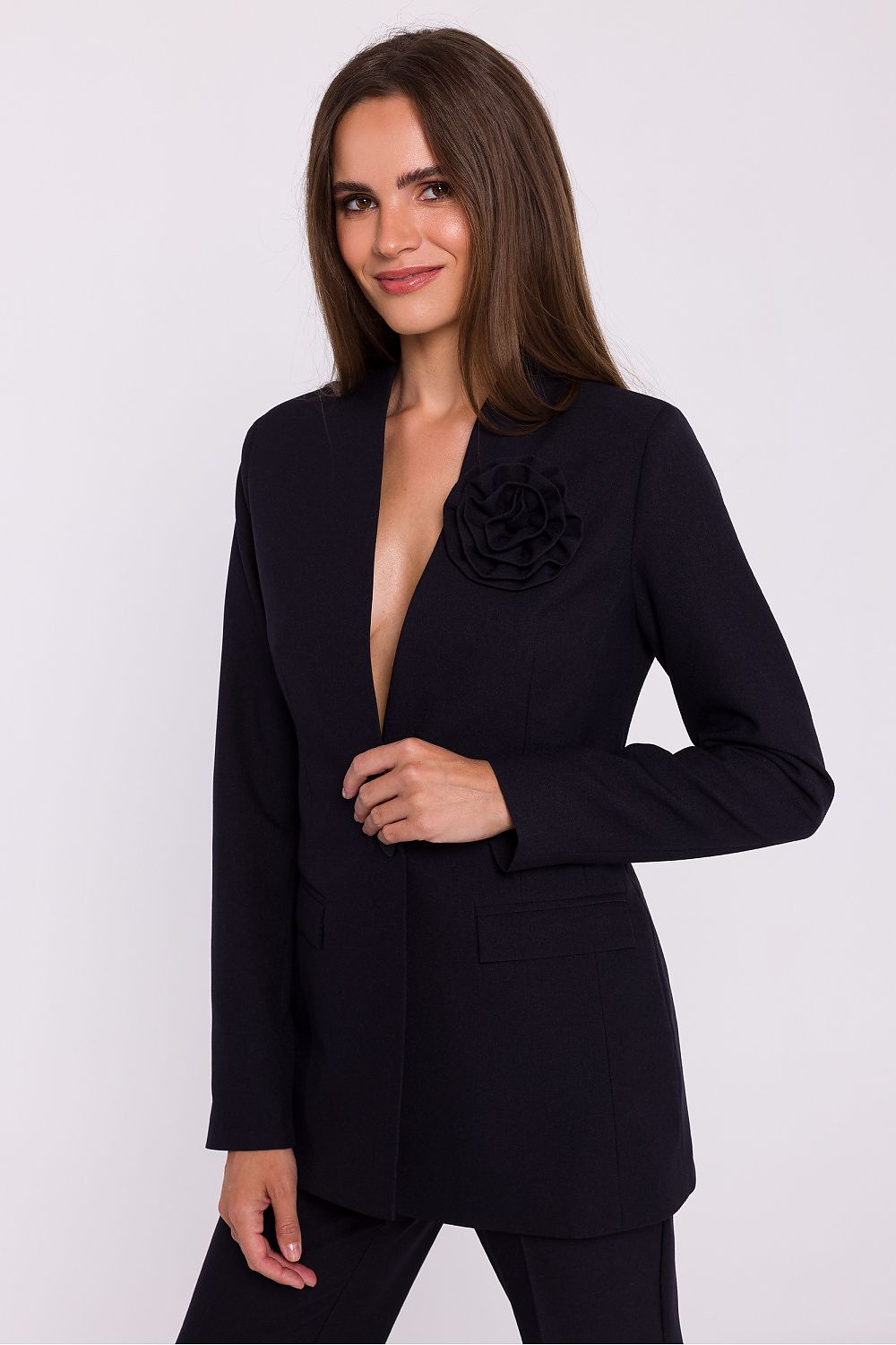 Chic fully lined elegant jacket for women by Stylove, showcasing a decorative flower detail and practical flap pockets.