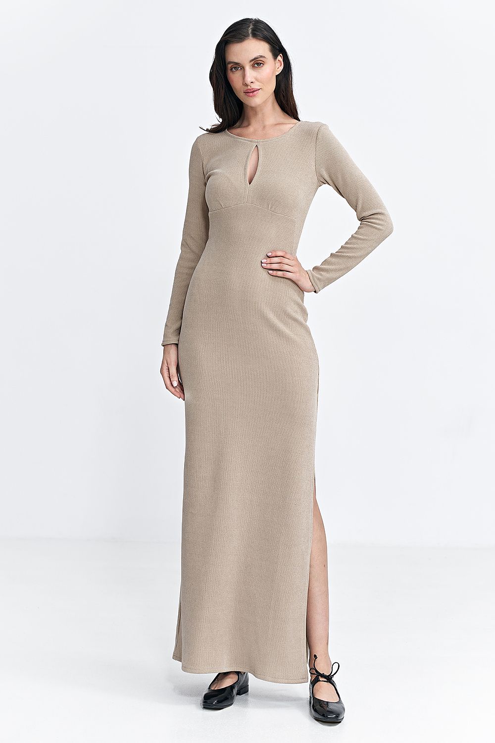 Stylish Nife dress with long sleeves and a teardrop neckline, perfect for both casual and formal occasions.