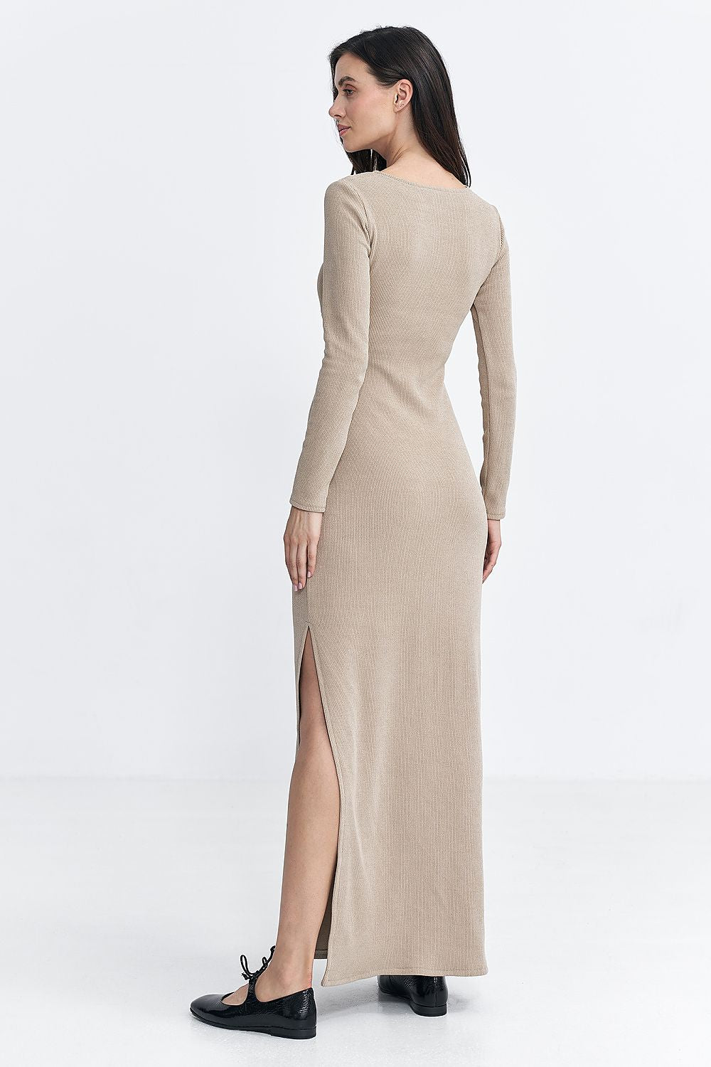 Elegant fitted fit-and-flare maxi dress by Nife, featuring a side slit and long sleeves, crafted from ribbed knit fabric, perfect for special occasions and colder days.