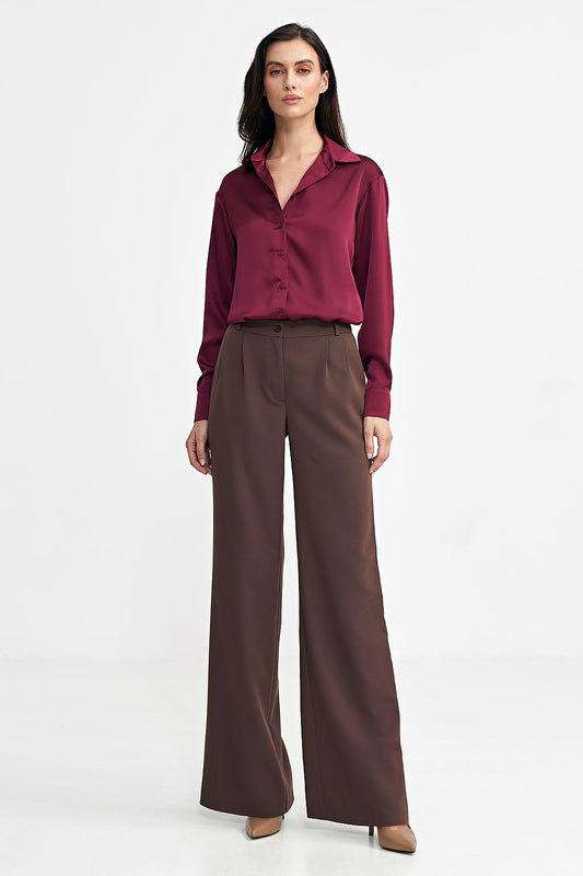 Elegant Nife women's relaxed fit wide leg trousers with decorative pleats, showcasing a mid-rise style in a luxurious fabric.