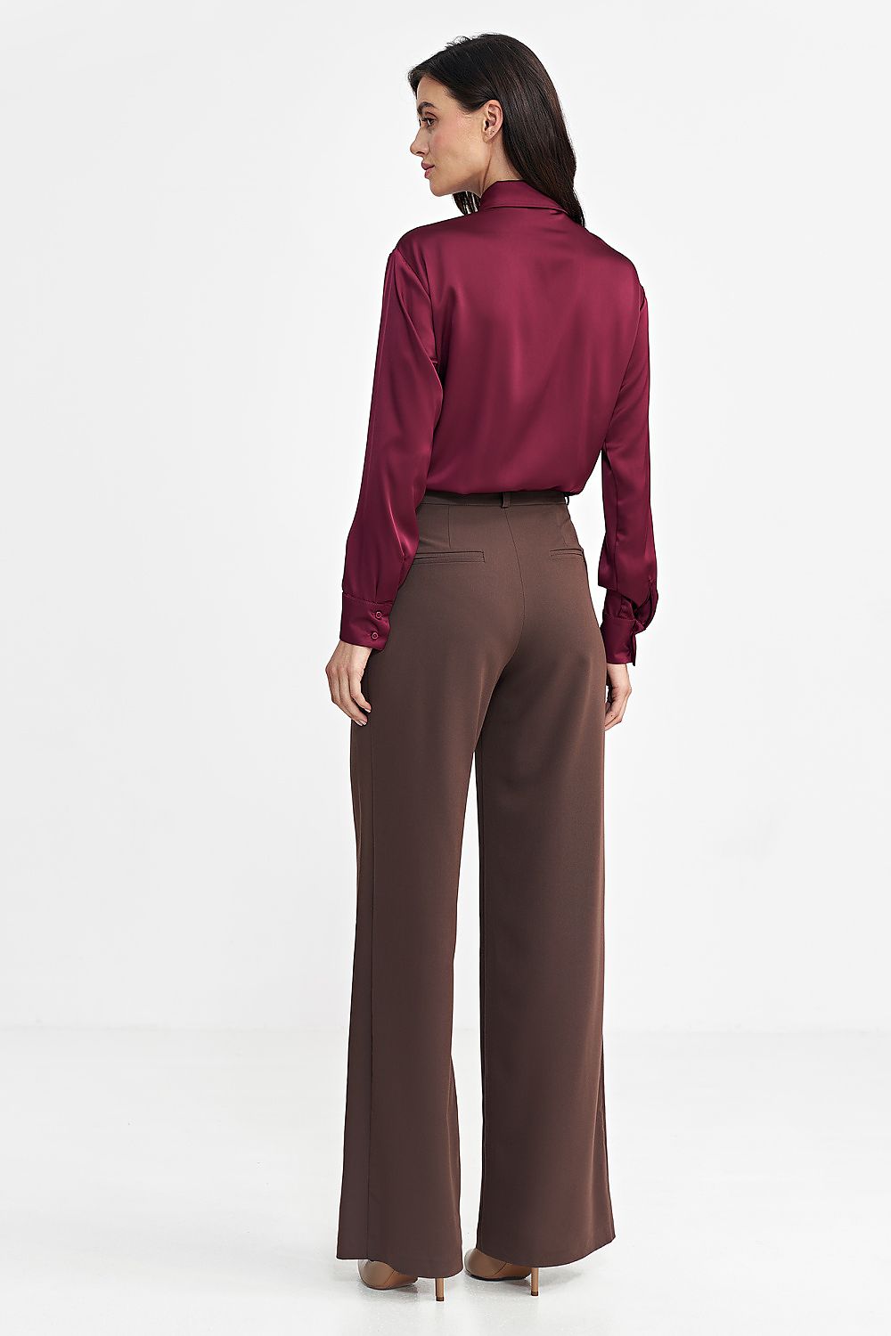 Stylish Nife women's trousers with a modern wide leg design, flaunting decorative pleats and a mid-rise waist for ultimate comfort.