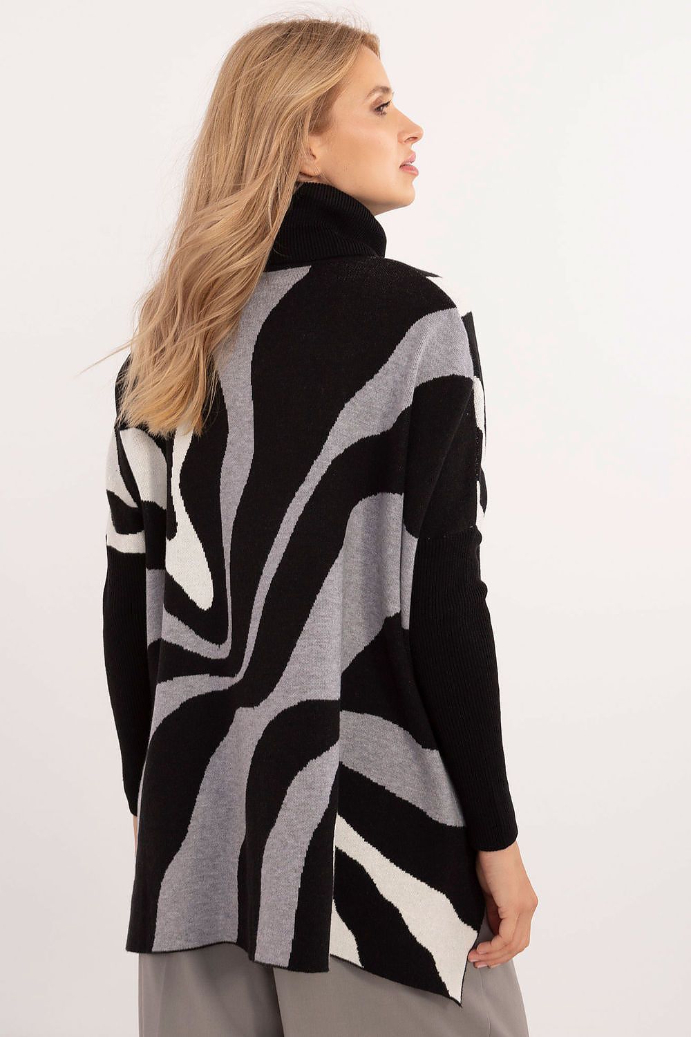 Factory Price luxury turtleneck sweater, made with high-quality viscose and polyester, providing warmth and a fashionable look for colder days.