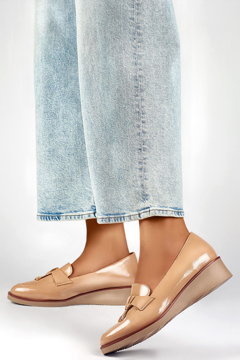 Elegant beige patent leather heel pumps by PRIMO with a 4cm platform, designed for all-day comfort and luxury style.