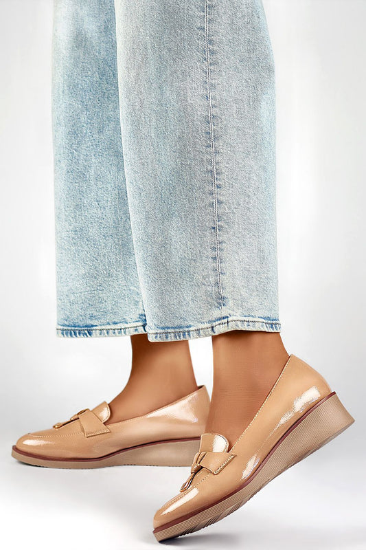 Elegant beige patent leather heel pumps by PRIMO with a 4cm platform, designed for all-day comfort and luxury style.