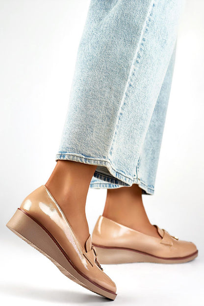 Close-up of PRIMO's stylish beige patent leather pumps featuring a classic round toe and cushioned natural leather footbed for superior comfort.